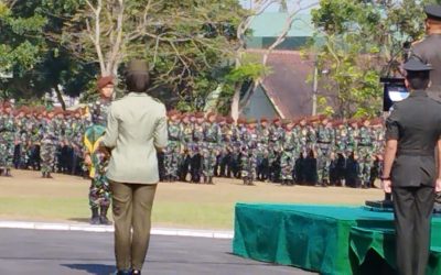 PENYERAHAN PIAGAM LOMBA KTI DISLITBANGAD OLEH GUBERNUR AKMIL